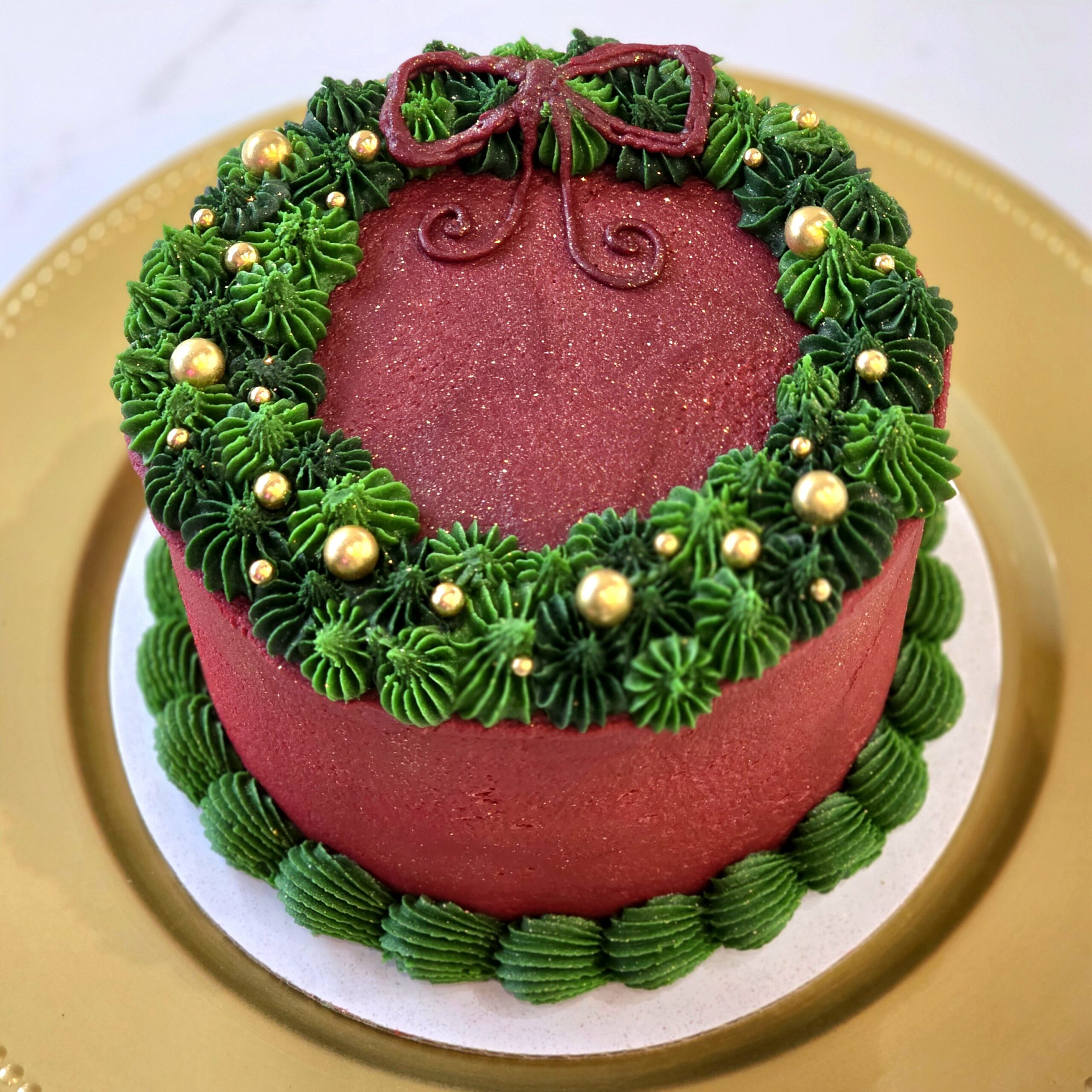 Nostalgic Holiday Wreath Cutting Cake